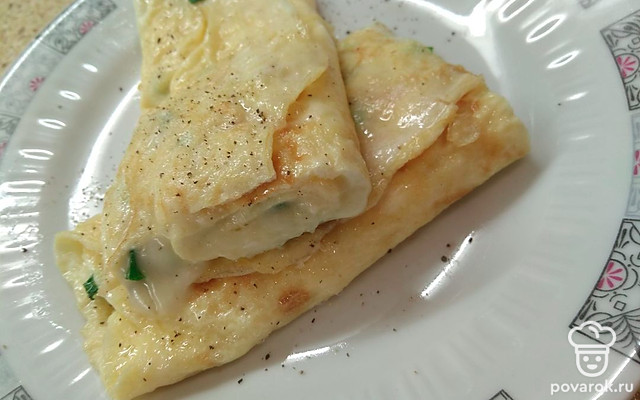 Яичный рулет с сыром и зеленым луком — Рецепт с фото