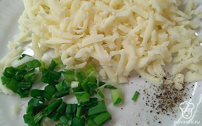 Сыр натрите на крупной терке. Лук мелко нарежьте. 