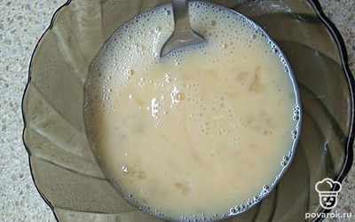 С помощью венчика или миксера взбейте яйца до образования пены, посолите, поперчите.