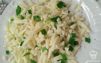 Сыр и лук перемешайте. 