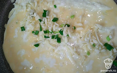 В сковороду налейте оливковое масло, прогрейте его. Убавьте огонь и вылейте часть яичной массы в сковороду. Как только низ поджарится, насыпьте в середину начинку и с одной стороны начинайте заворачивать, слегка прижимая. 