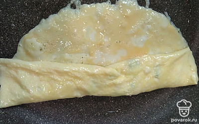 Затем оттяните омлет назад и перед ним налейте следующую порция яичной смеси. Далее проделайте то же самое.