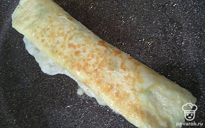 Яичный рулет вкусно подавать с овощами.
