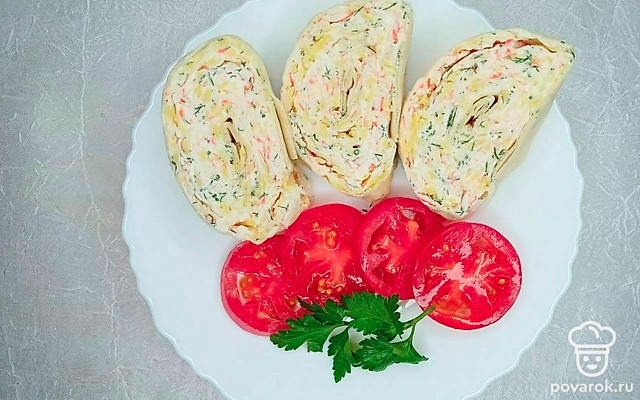 Быстрый рулет с крабовыми палочками — Рецепт с фото