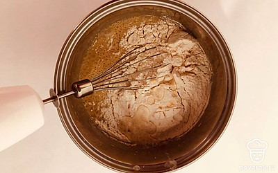 В глубокой емкости соедините сгущенное молоко, яйца и кофе, взбивайте 3-4 минуты миксером. В полученную смесь добавьте сливочное масло, соль и просеянную муку. Соедините соду и сок лимона в ложке и влейте в миску к остальным ингредиентам теста. Перемешайте все до однородной консистенции, приготовьте противень и влейте в него тесто. Выпекайте не более 12 минут.