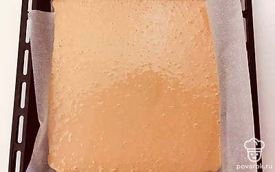 Горячий корж переверните на кухонное вафельное полотенце и снимите пергамент. Вместе с полотенцем сверните корж в рулет и оставьте для остывания.