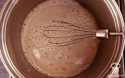 Приготовьте крем: желтки, муку, крахмал и сахар разотрите в миске, добавьте смесь в закипающее молоко и доведите массу до загустения.