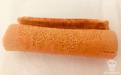 Размягченное сливочное масло взбейте с сахарной пудрой и джемом. Взбивая крем миксером, введите небольшими порциями сливочное масло.