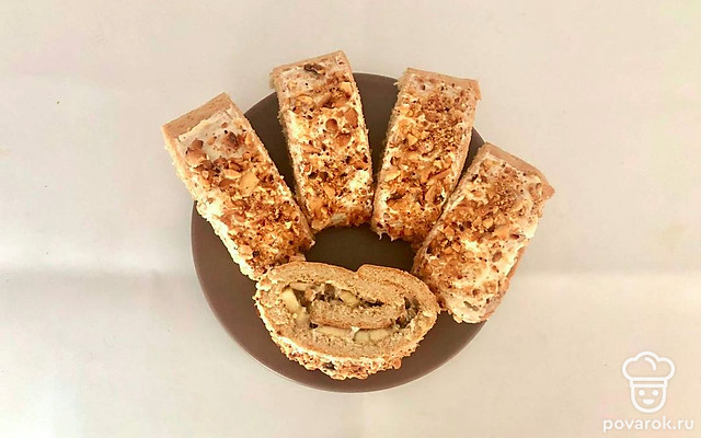 Сладкий рулет со сгущенным молоком и орехами — Рецепт с фото