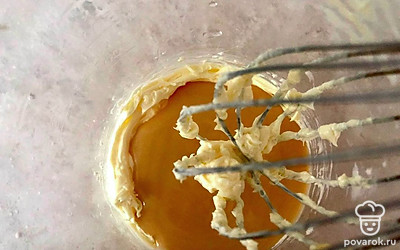 Займитесь приготовлением крема, для этого сливочное масло комнатной температуры блендером взбейте до однородной массы, добавьте сгущенное молоко, взбивайте еще около 2 минут.