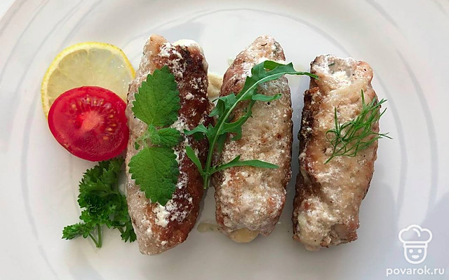 Рулеты с сыром и зеленью в сметанном соусе — Рецепт с фото