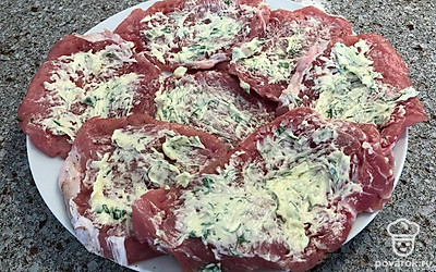 Мелко нарежьте укроп и петрушку, высыпьте ее в небольшую емкость, добавьте сливочное масло, и мелко порезанный чеснок. Перемешайте все ингредиенты. Смажьте кусочки мяса полученным соусом.