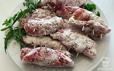 Обваляйте рулетики в муке, обжаривайте на среднем огне на протяжении 5-7 минут с каждой стороны.