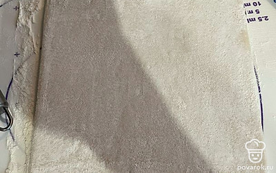  Достаем тесто, раскатывем на муке. Мое слоенное тесто покупное.