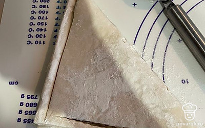 Складываем тесто и не до конца обрезаем края.