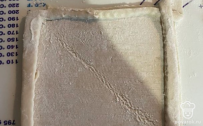 Разворачиваем тесто. Из обрезанного края формируем бортики.