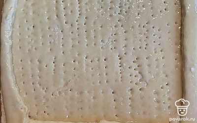 Вилкой немного протыкаем дно заготовки. 