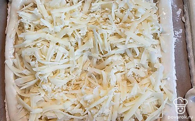 Выкладываем сыр на тесто.