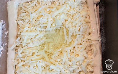 Разбиваем второе яйцо, отделяем белок от желтка. На середину отправляем белок. Убираем в духовку на 30 минут при 180 градусах.