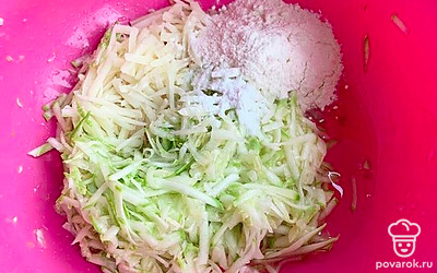 Натрите на крупоной терке кабачок, откиньте на дуршлаг и дайте стечь лишней жидкости. Так же натрите сыр. Добавьте в глубокую миску кабачок, сыр, белок от куриного яйца, муку, соль, специи. Все перемешайте .