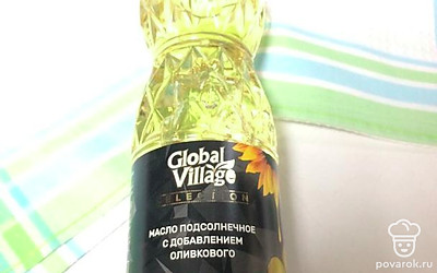 На сковороду вылейте растительное масло и дайте прогреться 2-3 минуты.