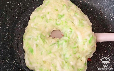 Сформируйте лепешку в виде хачапури с отверстием в центре. Обжарьте с двух строн по 3-4 минуты на среднем огне. Когда перевернете, дальше обжаривайте под крышкой, чтобы тесто равномерно приготовилось.