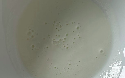 В миску вливаем теплый кефир. 