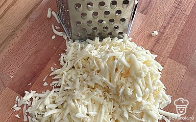 Сыр трем на терке. 