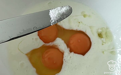 К кефиру добавляем 3 яйца и соль. 