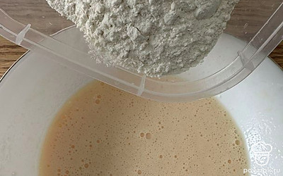 Вводим в два приема муку. 