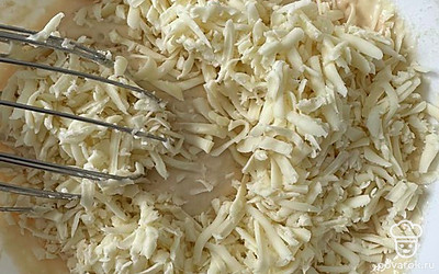 Хорошо перемешиваем и добавляем сыр. 