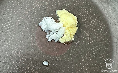 Разогреваем сковороду с маслом гхи и кокосовым маслом (можно заменить на подсолнечное).