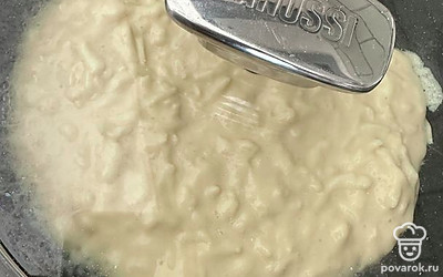 Выпекаем под крышкой на медленном огне 5-6 минут с одной стороны.