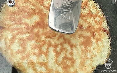 Переворачиваем и выпекаем еще 2 минуты.