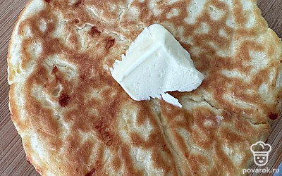 Складываем хачапури одно на другое и смазываем сливочным маслом. 