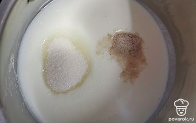 В кефир добавить соль, сахар и подогреть примерно до 40 градусов. 