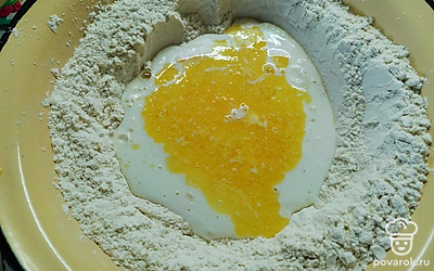 Маргарин растопить и влить вместе с кефиром в муку. Маргарин не должен быть очень горячим. 