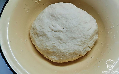 Замесить тесто. Вымешивать очень тщательно, около 10 минут. Тесто получается достаточно плотным. Накрыть его пленкой и убрать в тепло на 40 минут. 