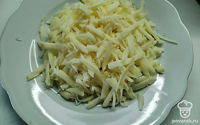 Теперь займемся начинкой. Сулугуни натереть на крупной терке. 