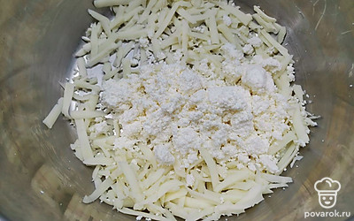 Добавить к сыру творог. Можно использовать вместо творога брынзу, но с творогом тоже очень хорошо получается. От этой смеси отложить примерно 150 грамм. 