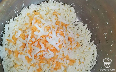 Отварить вкрутую 3 яйца, натереть на крупной терке и добавить в сырную смесь. Хорошо перемешать. Начинка готова. Разделить ее на 4 равные части. 