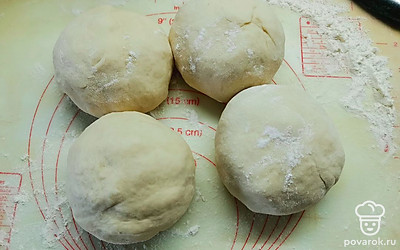 Тесто так же разделить на 4 равные части. 