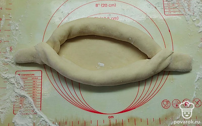 Теперь скатать края к центру и скрепить концы между собой в виде лодочки. В центре должно оставаться достаточно места для начинки. 
