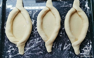 Сделать остальные лодочки и выложить на противень. У меня на один противень уместились только 3 лодочки. 
