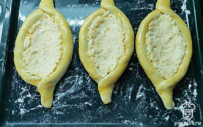 В каждую лодочку положить начинку и сразу сформовать небольшое углубление. Смазать лодочки желтком и дать расстояться 15 минут. 