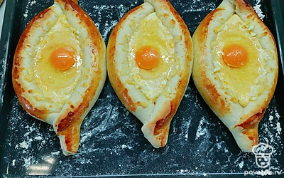 Выпекать при температуре 210 градусов на режиме «верхний-нижний подогрев» 10 минут. По прошествии времени вынуть лодочки и в каждую аккуратно вылить по яйцу, слегка присолить. Убрать в духовку еще на 5 минут при режиме «горячий воздух» на 210 градусах. 