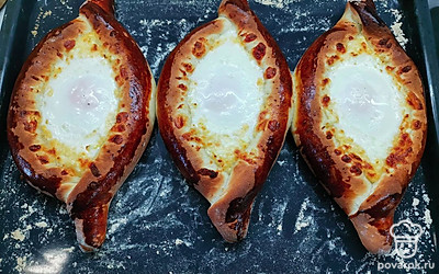 Вот такие румяные лодочки получаются. Желток при этом остался жидким. 