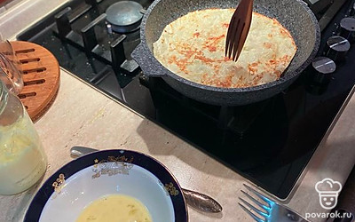 Покупаем армянский лаваш круглый, его удобно класть на сковородку. Взбиваем яйцо. Окунаем лаваш в яйцо и выкладываем на сковородку.