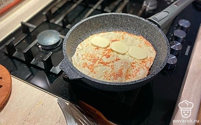 Обжариваем с двух сторон, кладем кусочки сыра на лаваш и закрываем второй половинкой.