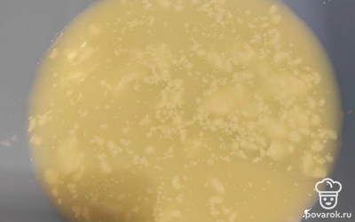 В сыворотку добавьте соль, соду и муку. Замесить тесто. 